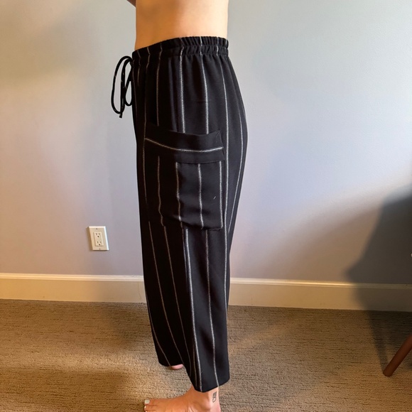 Moonlight Black & White Capris - Picture 2 of 9